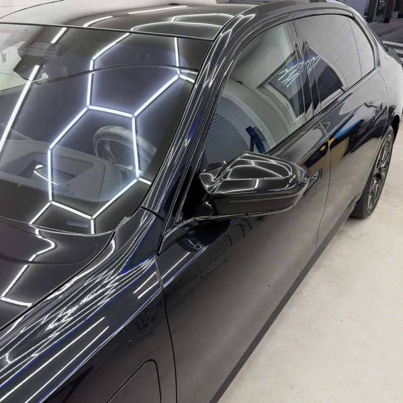 Odlesky světel na boku BMW