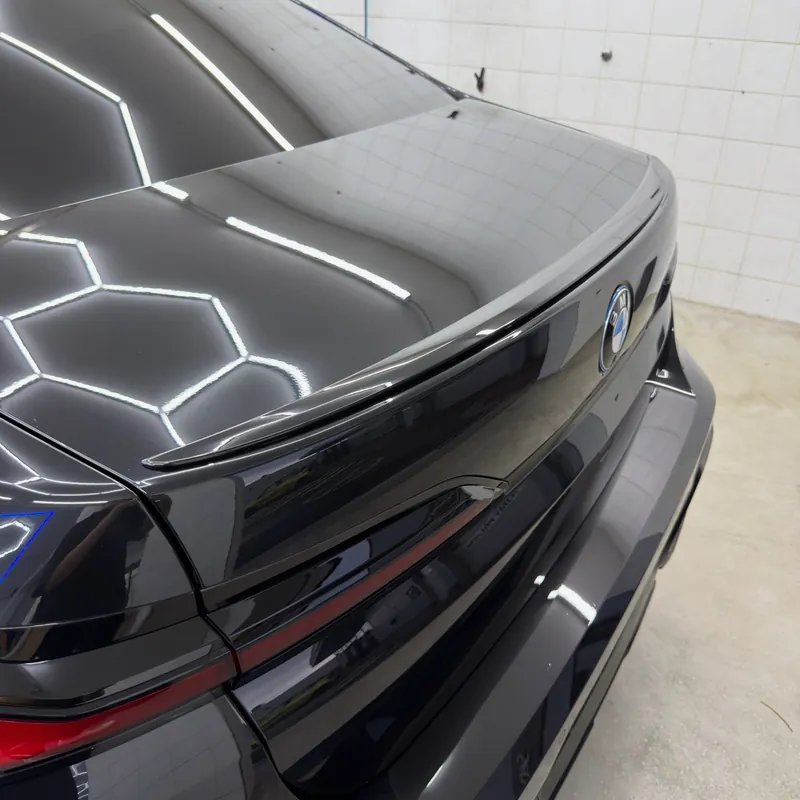 Zrcadlový lesk na víku kufru BMW po strojním leštění