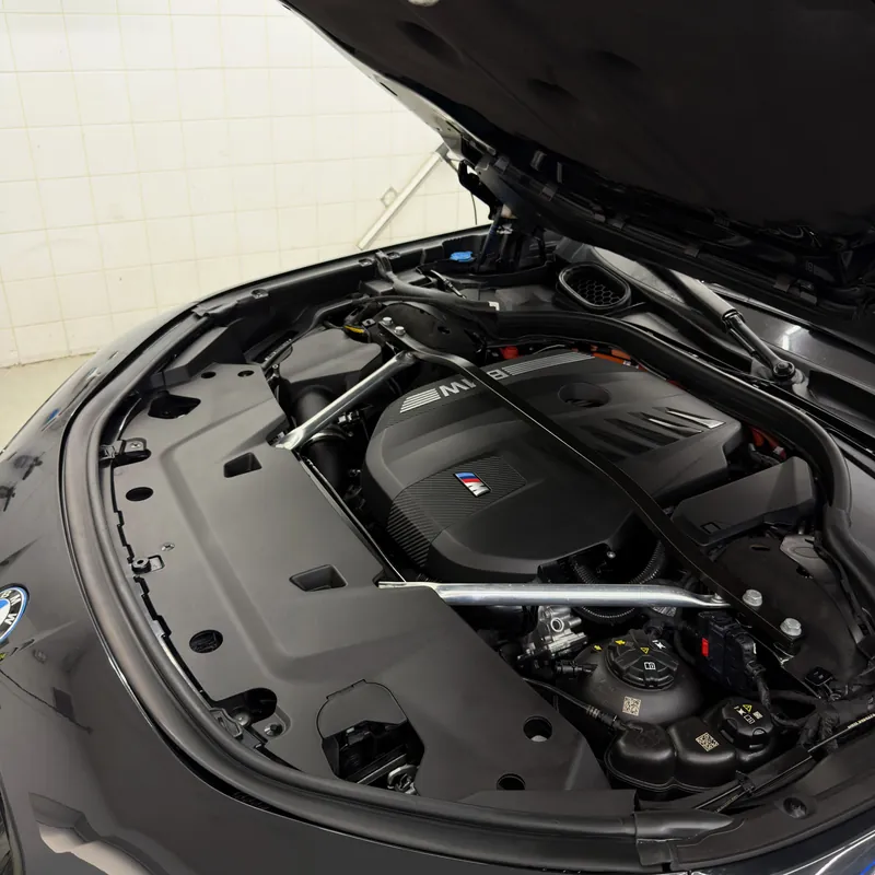 Motorový prostor BMW vyčištěný párou