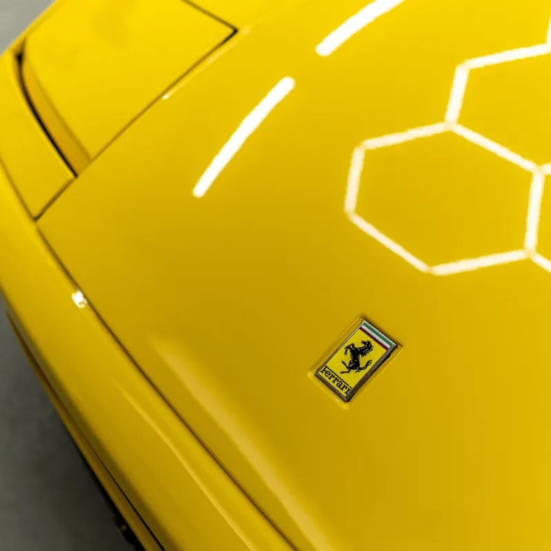 Lesk keramické ochrany na kapotě Ferrari Testarossa