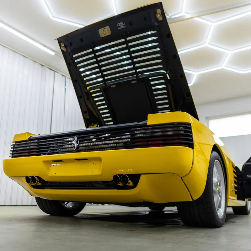 Ferrari Testarossa s otevřeným motorovým prostorem
