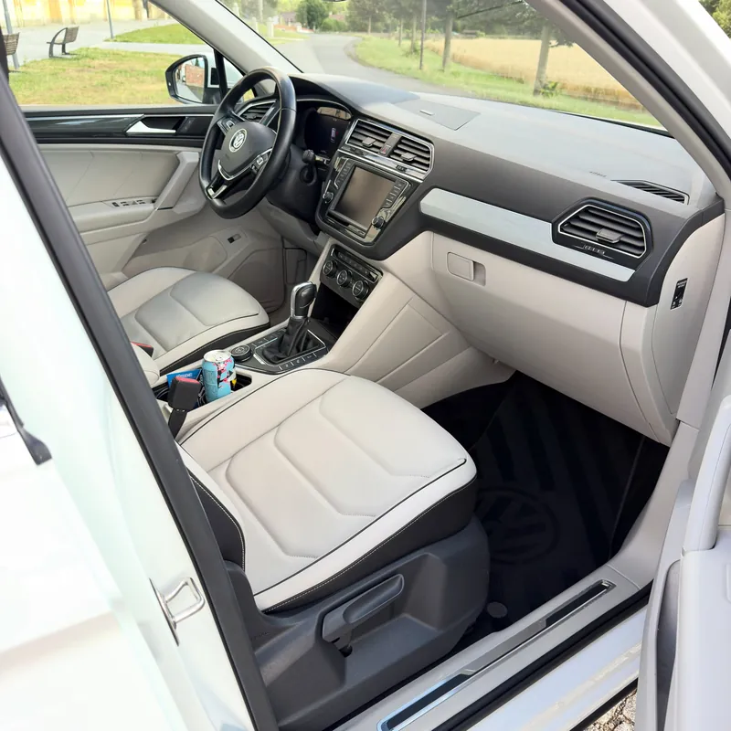 Světlý interiér VW Tiguan po čištění